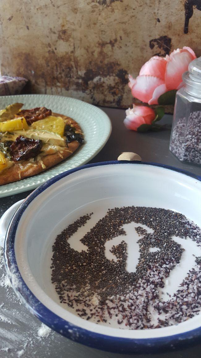 Pizza integral con brandada de bacalao y piña