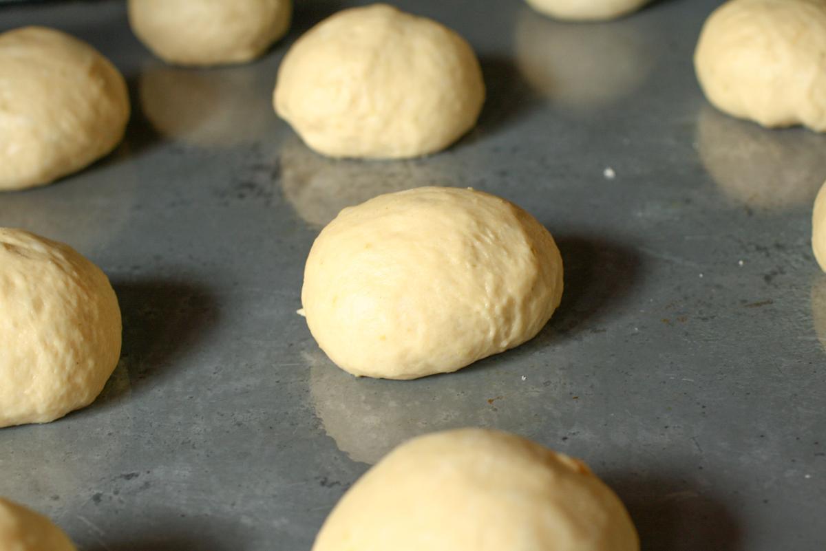 bolitas de pan sobre bandeja de metal