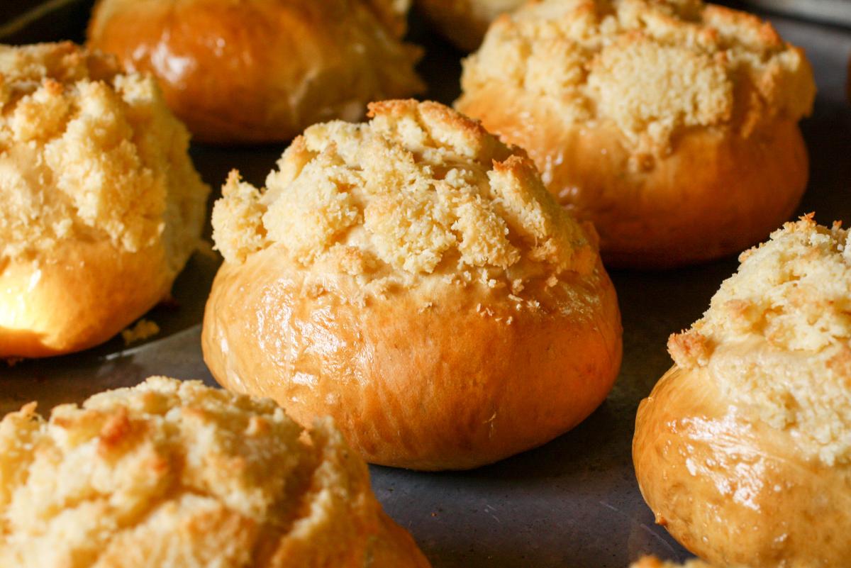 Pão de Deus (pan portugués) sobre bandeja