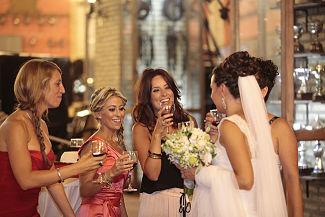 Brindando con los amigos en boda