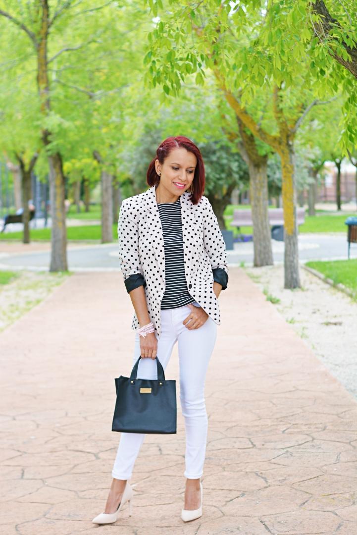 Look con blazer de lunares