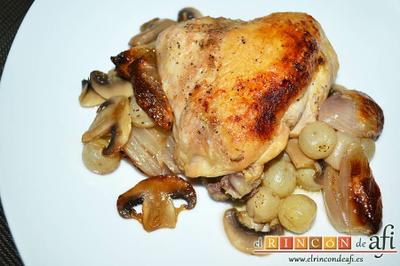 Pollo asado con chalotas, champiñones y uvas
