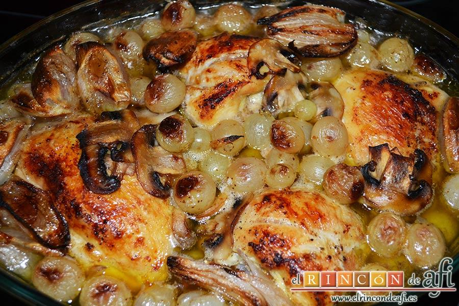Pollo asado con chalotas, champiñones y uvas, verter el vino en la fuente y hornear