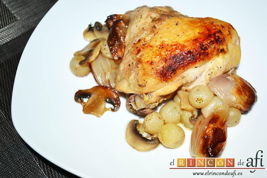 Pollo asado con chalotas, champiñones y uvas, sugerencia de presentación