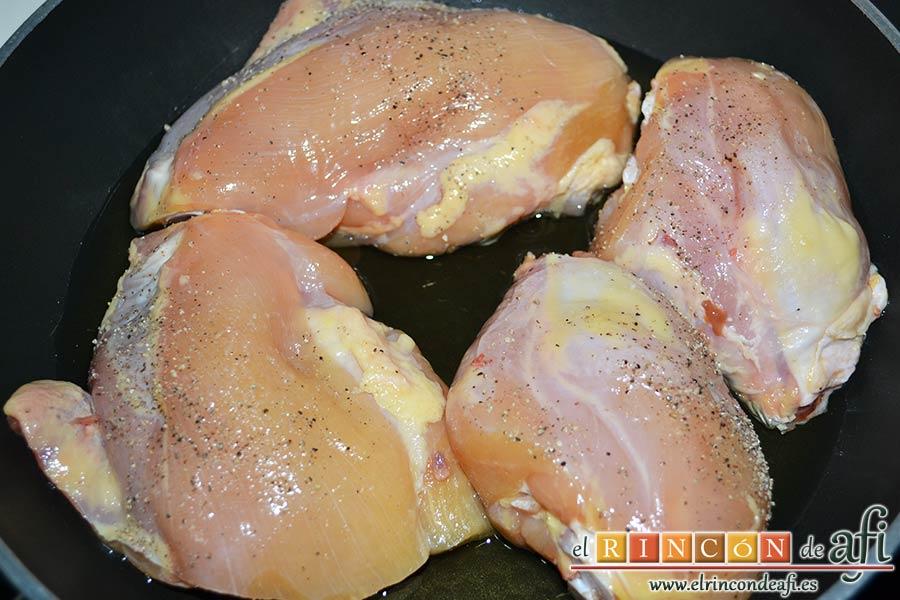 Pollo asado con chalotas, champiñones y uvas, poner en una sartén con dos cucharadas de aceite de oliva