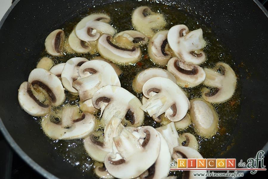 Pollo asado con chalotas, champiñones y uvas, saltear los champiñones en la misma sartén donde se doró el pollo