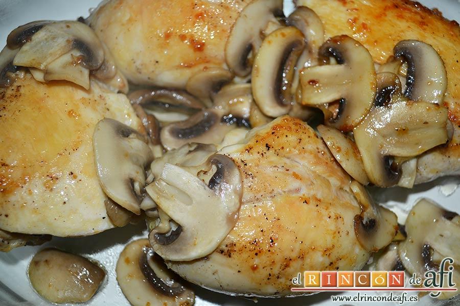 Pollo asado con chalotas, champiñones y uvas, añadir los champiñones salteados al pollo en la fuente para horno