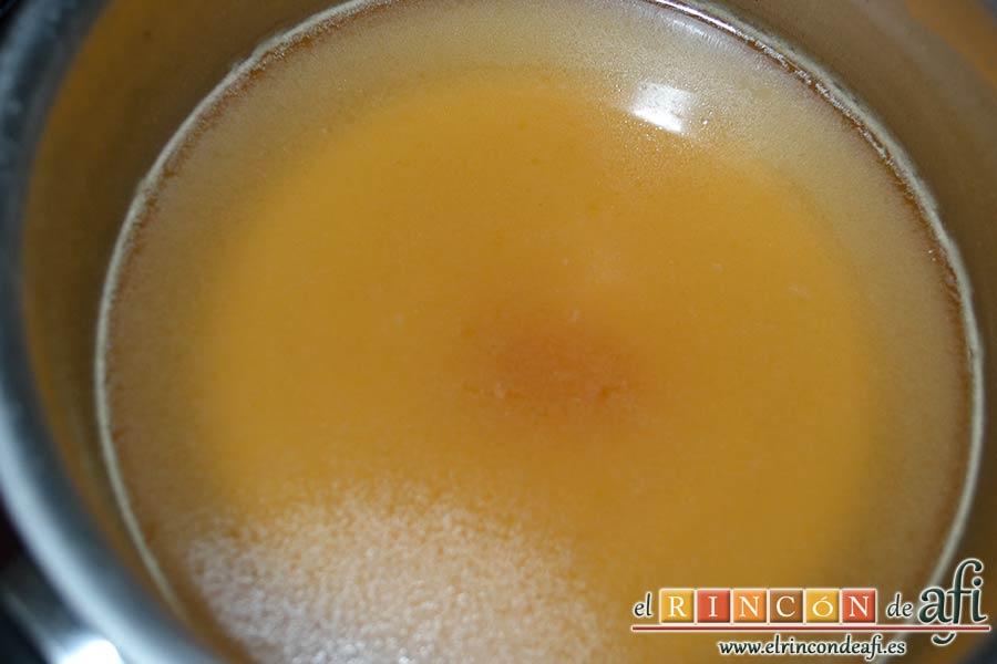 Pollo asado con chalotas, champiñones y uvas, preparar el caldo