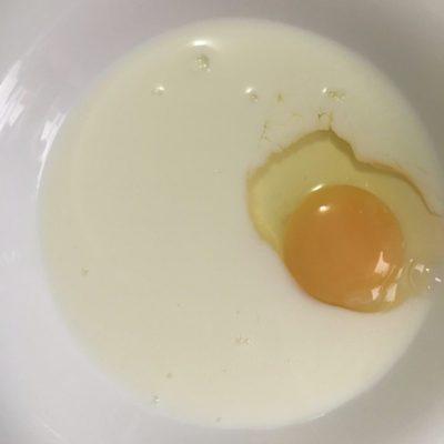 mezcla la leche y el huevo, pero no agregues el azúcar