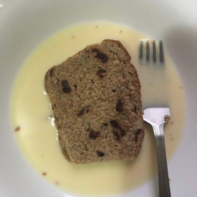 Remoja el pan en la mezcla de leche y huevo