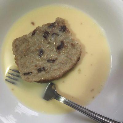 Si el pan que vas a usar para las tostadas a la francesa es muy denso, clávale el tenedor un par de veces