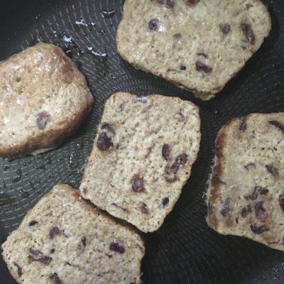 Dora primero un lado de las tostadas a la francesa