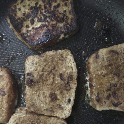 Ponle azúcar a las tostadas antes de voltearlas para que se haga un caramelo