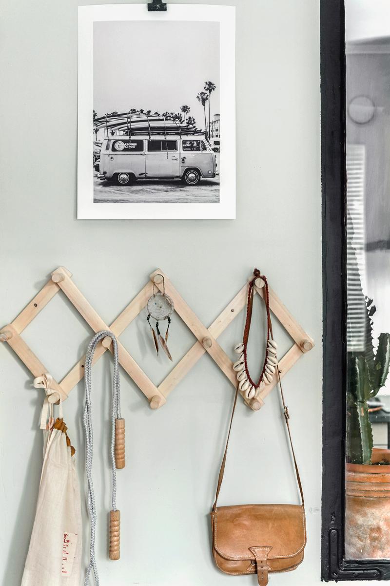 Habitación infantil decorada con materiales naturales