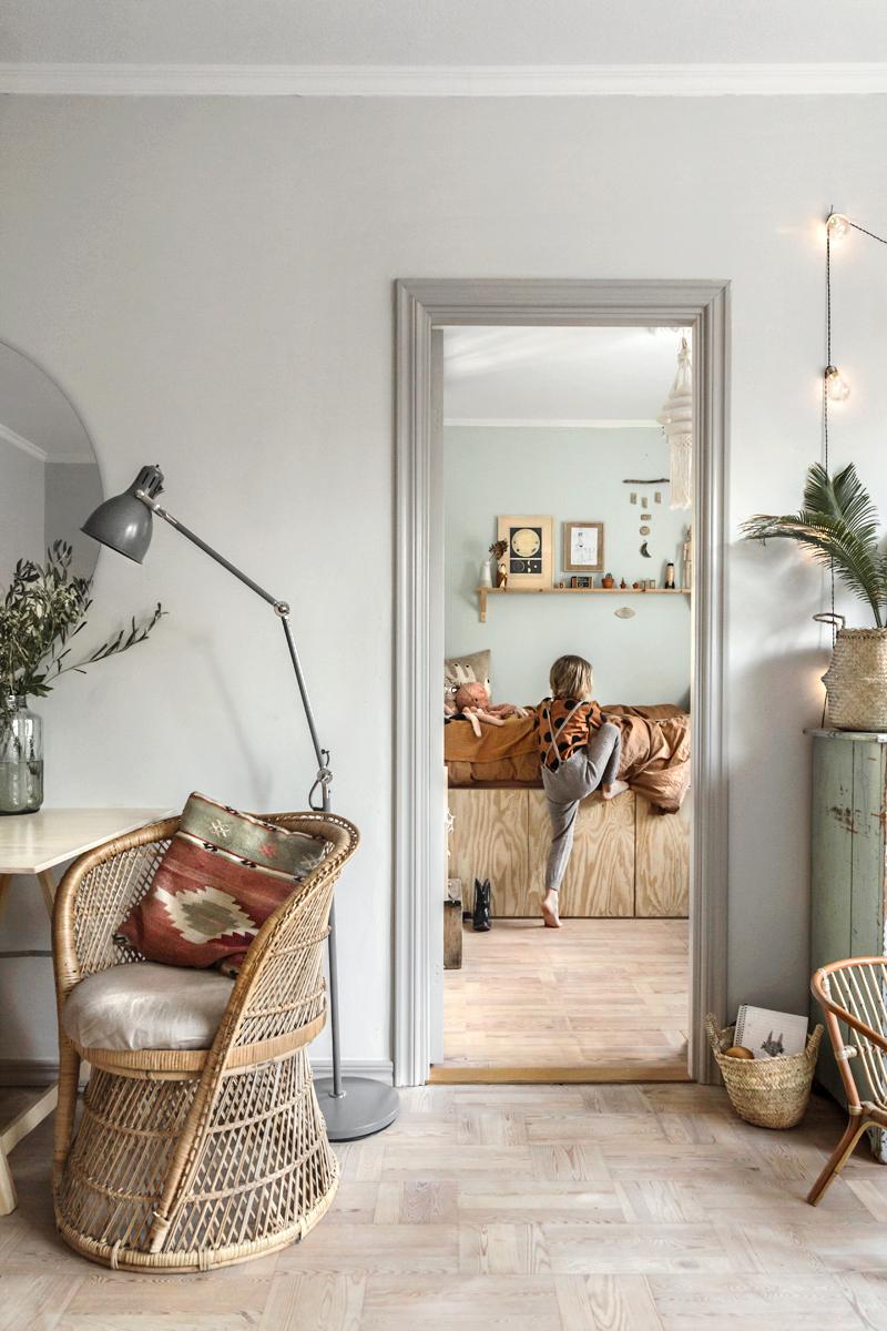 Habitación infantil con materiales naturales