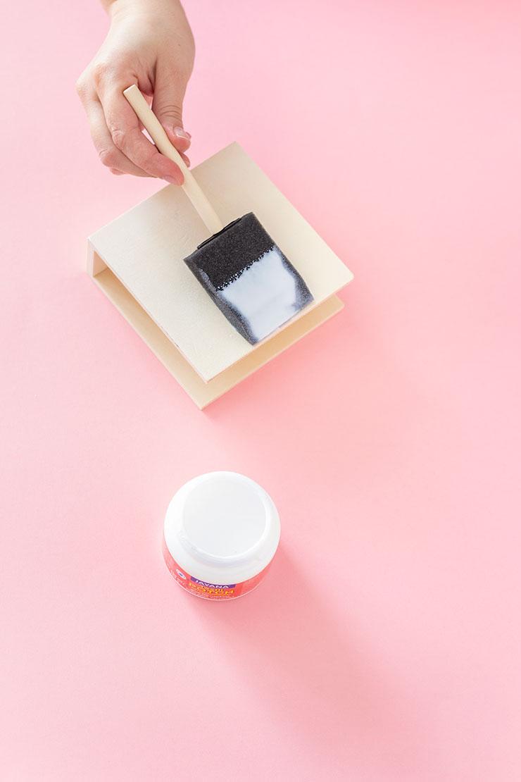 decora tu escritorio con un portacartas de decoupage