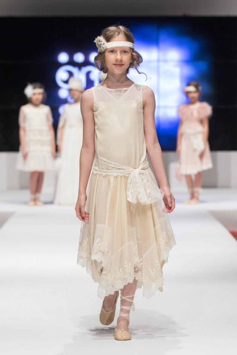 TENDENCIAS EN MODA DE VESTIDOS DE COMUNIÓN Y TRAJES 2018 - 2019 Foto de %title