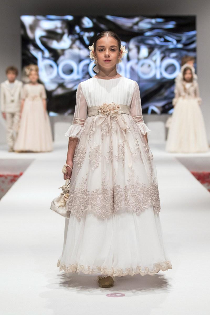 TENDENCIAS EN MODA DE VESTIDOS DE COMUNIÓN Y TRAJES 2018 - 2019 Foto de %title