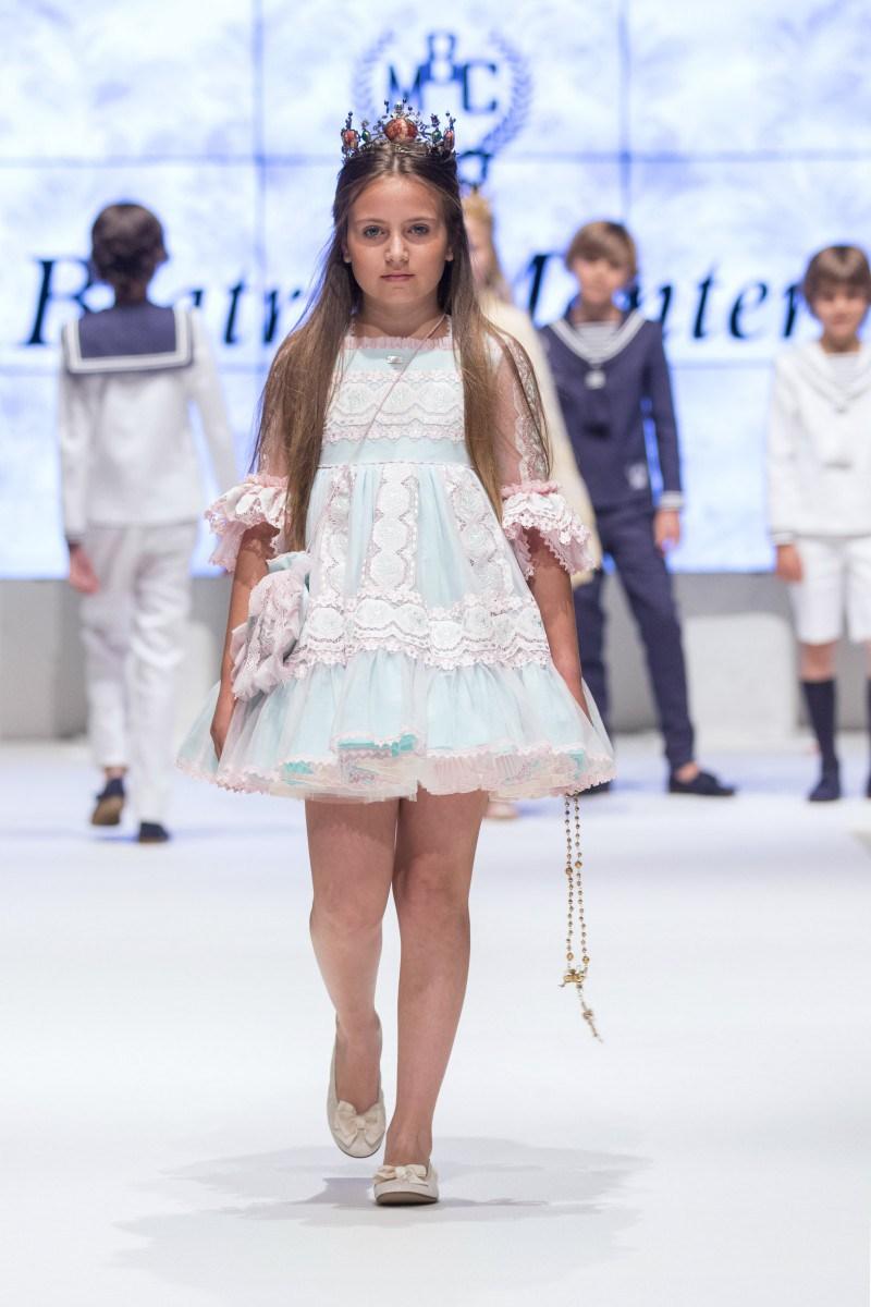 TENDENCIAS EN MODA DE VESTIDOS DE COMUNIÓN Y TRAJES 2018 - 2019 Foto de %title