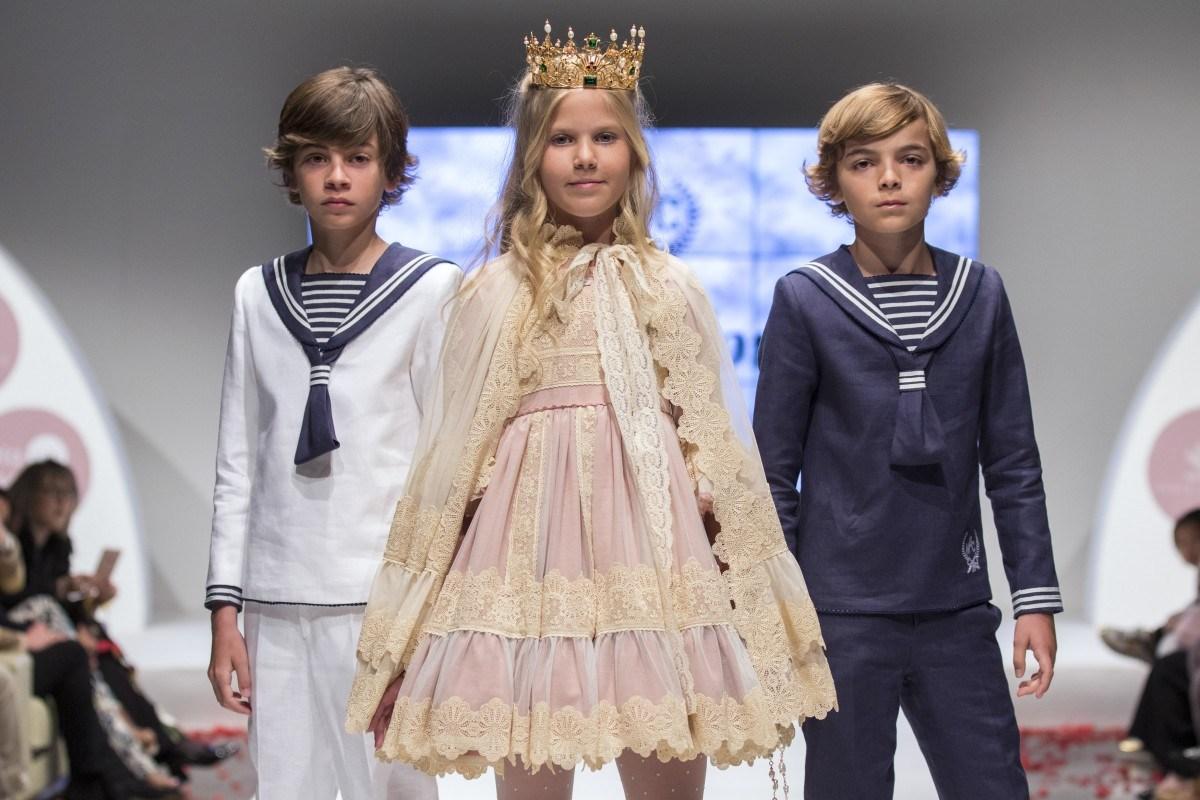 TENDENCIAS EN MODA DE VESTIDOS DE COMUNIÓN Y TRAJES 2018 - 2019 Foto de %title