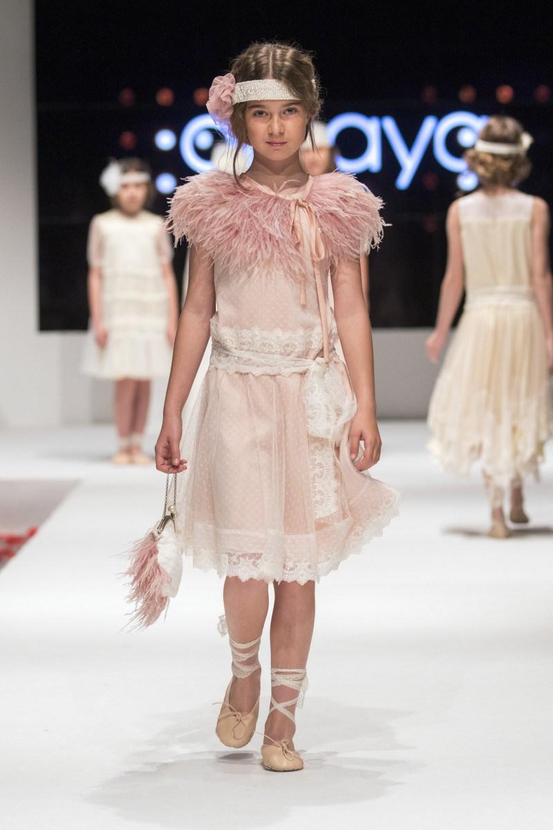 TENDENCIAS EN MODA DE VESTIDOS DE COMUNIÓN Y TRAJES 2018 - 2019 Foto de %title