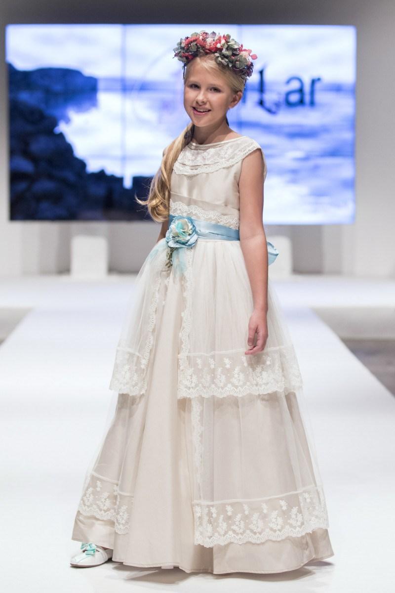 TENDENCIAS EN MODA DE VESTIDOS DE COMUNIÓN Y TRAJES 2018 - 2019 Foto de %title