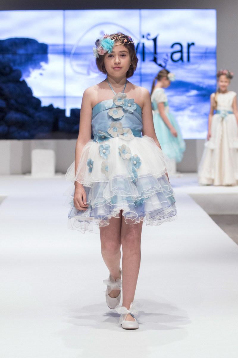 TENDENCIAS EN MODA DE VESTIDOS DE COMUNIÓN Y TRAJES 2018 - 2019 Foto de %title