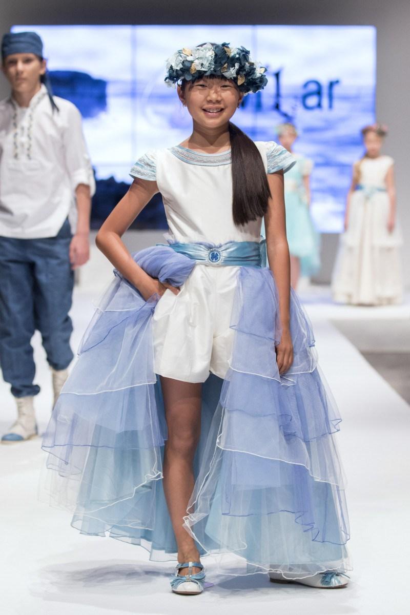 TENDENCIAS EN MODA DE VESTIDOS DE COMUNIÓN Y TRAJES 2018 - 2019 Foto de %title