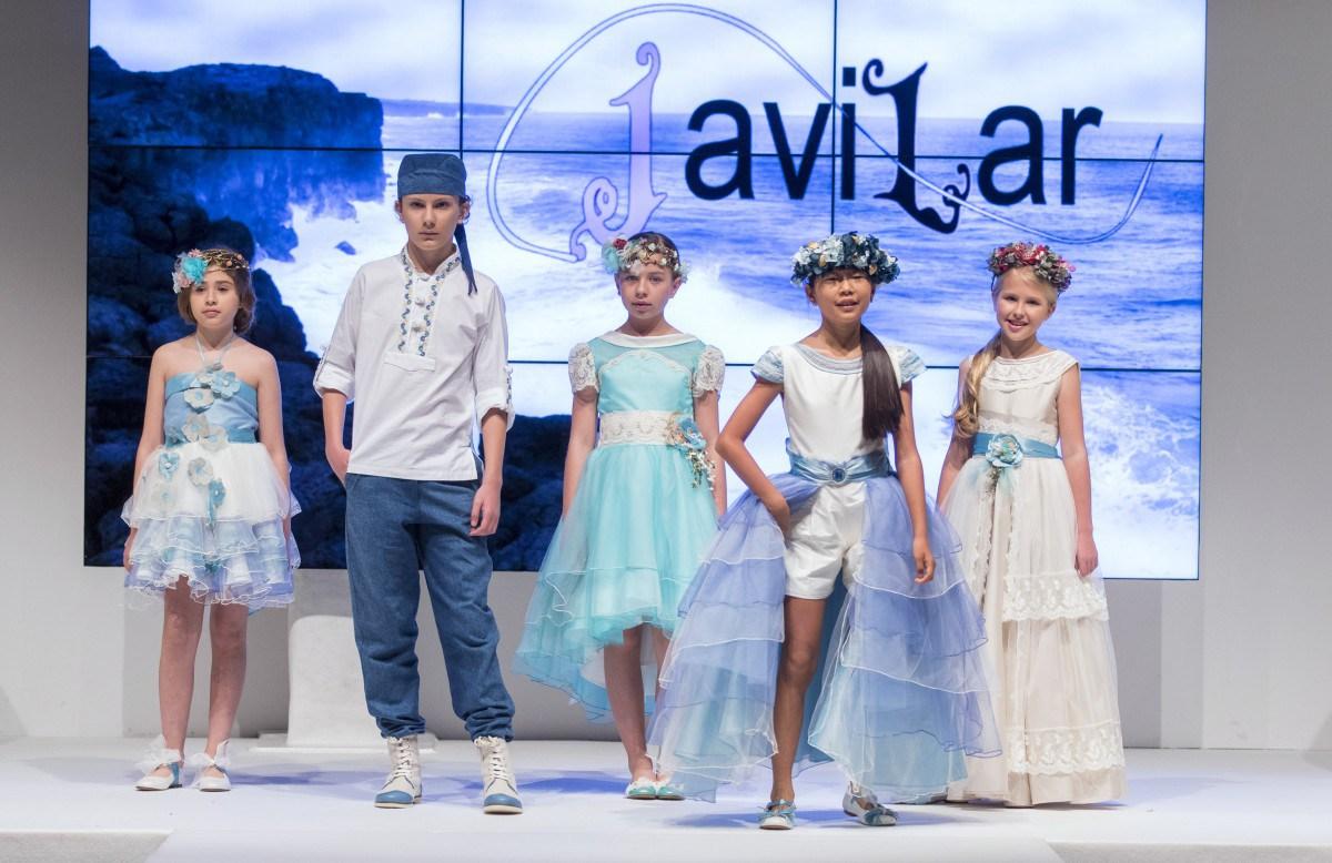 TENDENCIAS EN MODA DE VESTIDOS DE COMUNIÓN Y TRAJES 2018 - 2019 Foto de %title