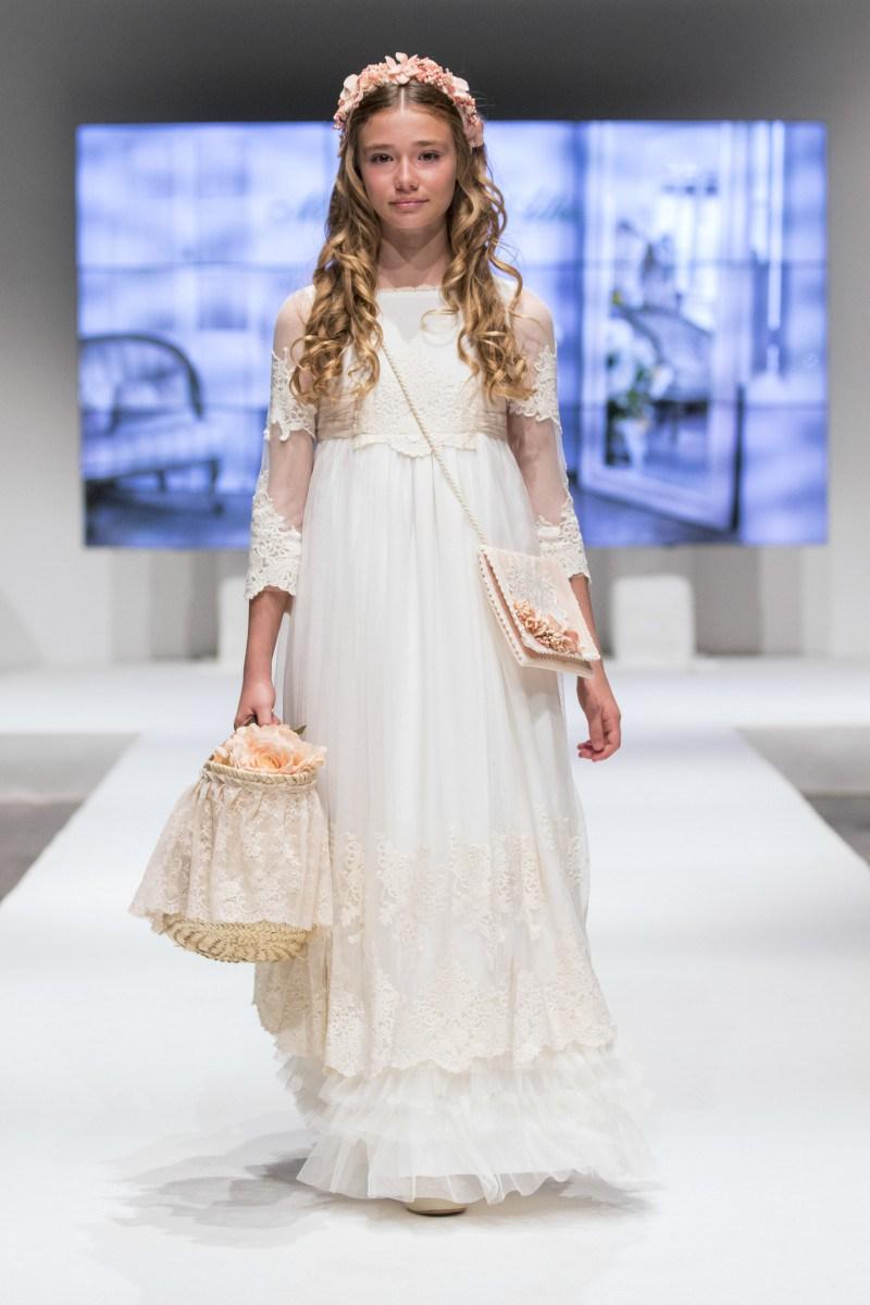 TENDENCIAS EN MODA DE VESTIDOS DE COMUNIÓN Y TRAJES 2018 - 2019 Foto de %title