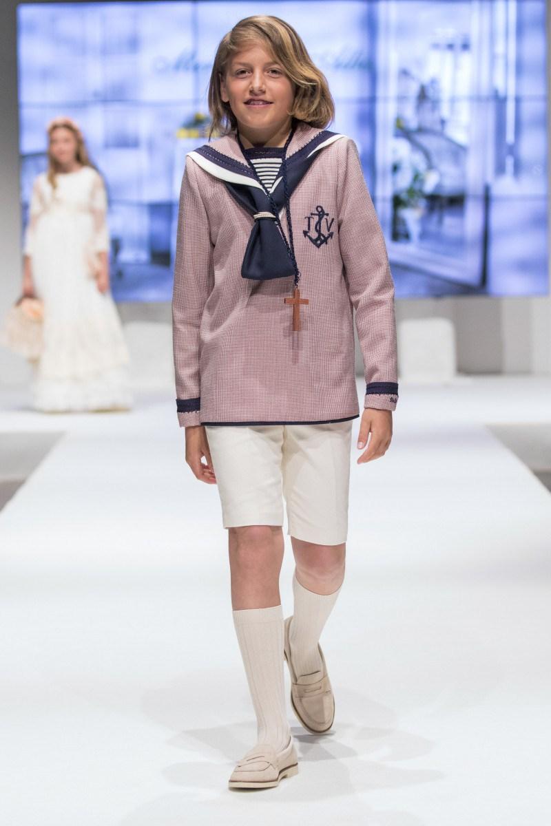 TENDENCIAS EN MODA DE VESTIDOS DE COMUNIÓN Y TRAJES 2018 - 2019 Foto de %title