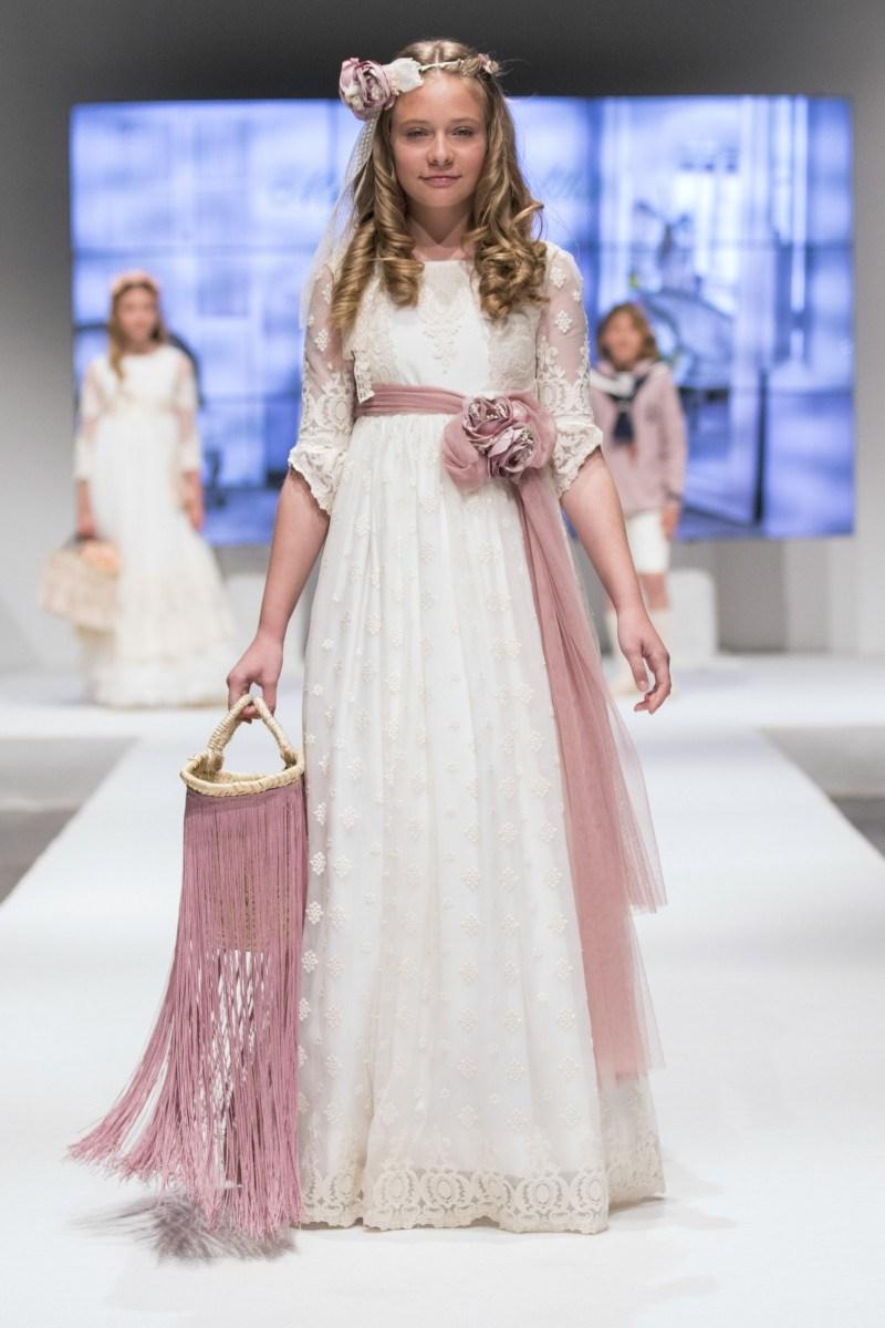 TENDENCIAS EN MODA DE VESTIDOS DE COMUNIÓN Y TRAJES 2018 - 2019 Foto de %title