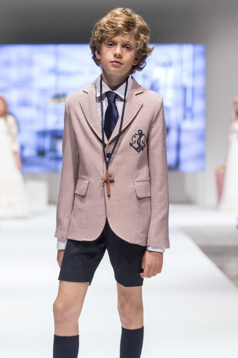 TENDENCIAS EN MODA DE VESTIDOS DE COMUNIÓN Y TRAJES 2018 - 2019 Foto de %title