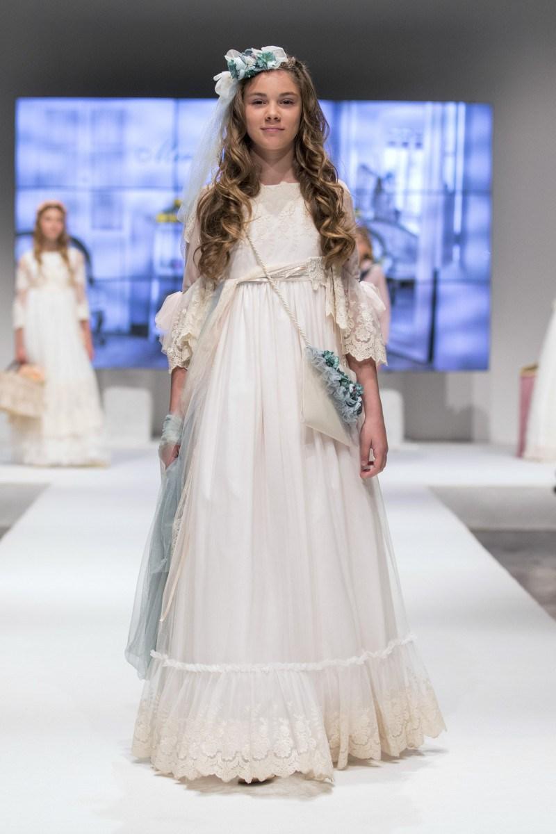 TENDENCIAS EN MODA DE VESTIDOS DE COMUNIÓN Y TRAJES 2018 - 2019 Foto de %title