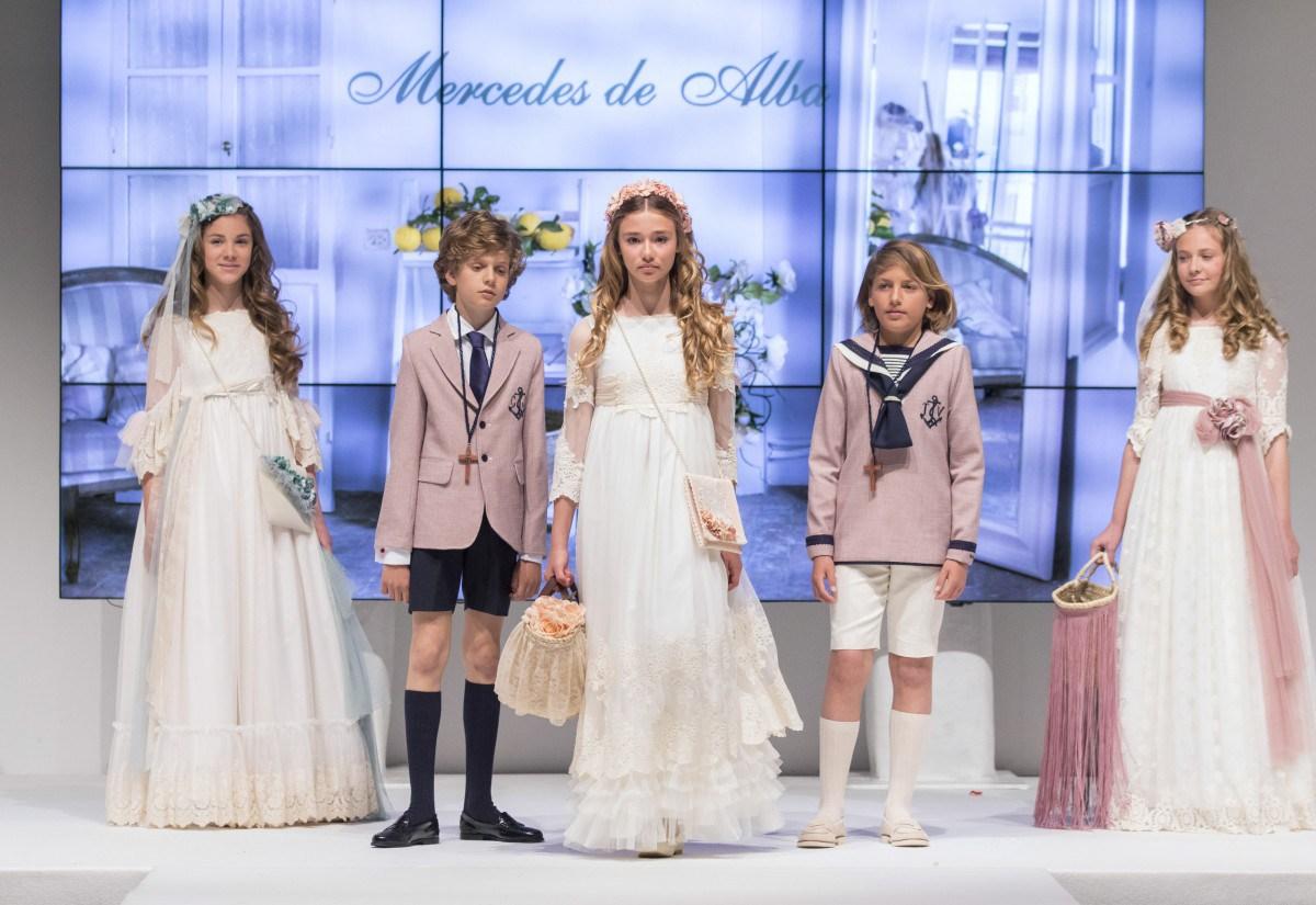 TENDENCIAS EN MODA DE VESTIDOS DE COMUNIÓN Y TRAJES 2018 - 2019 Foto de %title