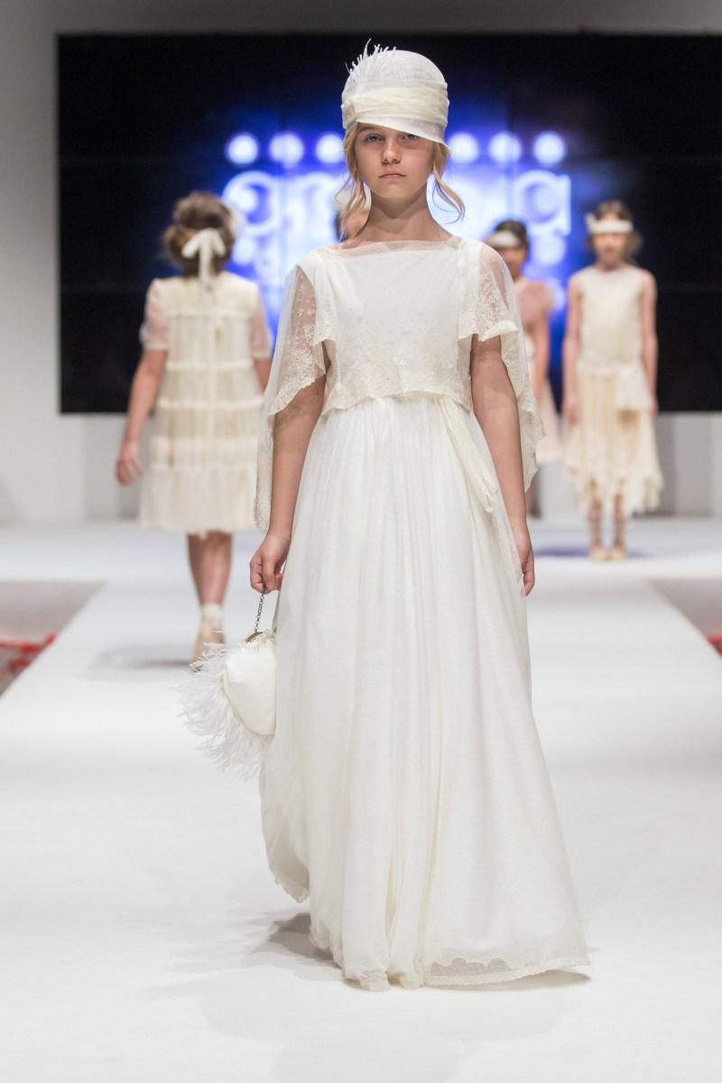 TENDENCIAS EN MODA DE VESTIDOS DE COMUNIÓN Y TRAJES 2018 - 2019 Foto de %title