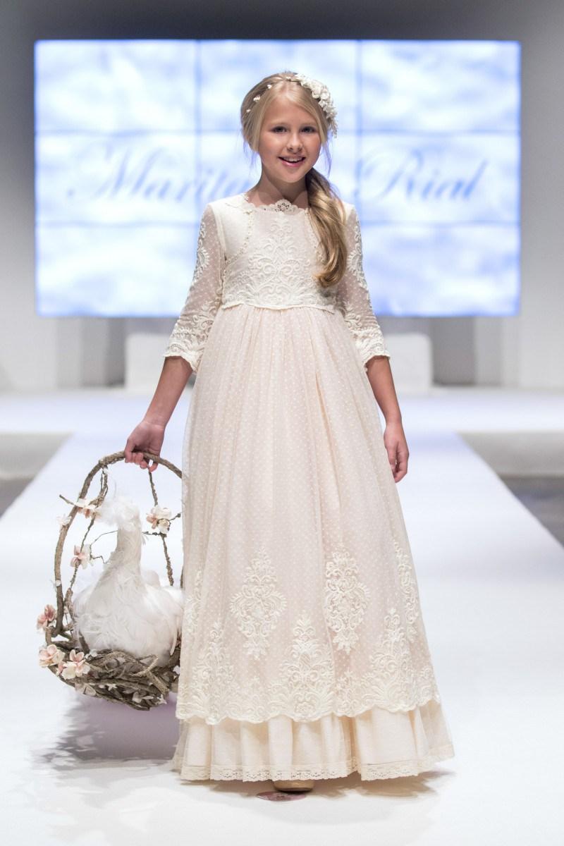 TENDENCIAS EN MODA DE VESTIDOS DE COMUNIÓN Y TRAJES 2018 - 2019 Foto de %title