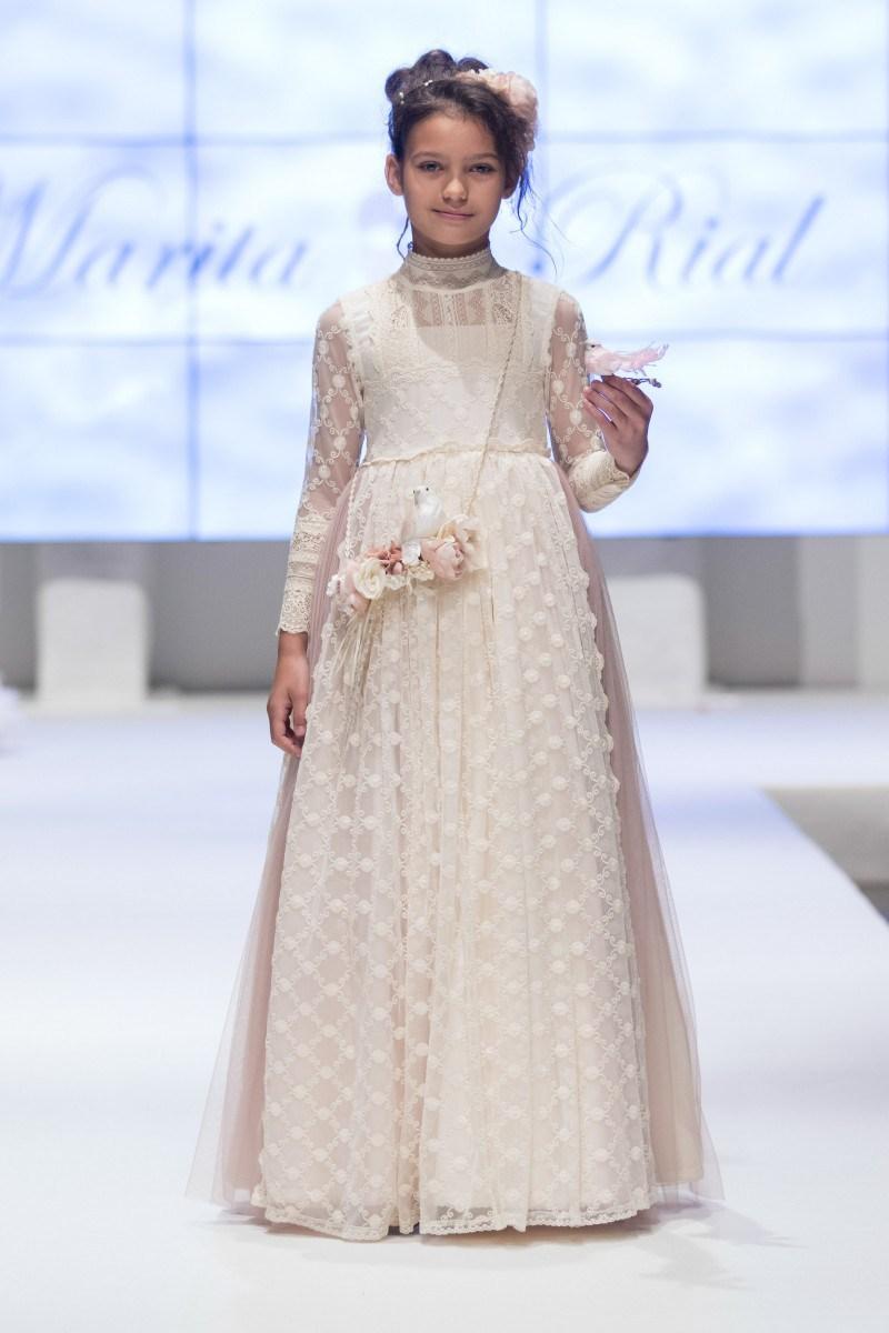 TENDENCIAS EN MODA DE VESTIDOS DE COMUNIÓN Y TRAJES 2018 - 2019 Foto de %title