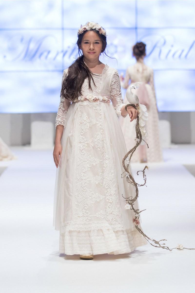 TENDENCIAS EN MODA DE VESTIDOS DE COMUNIÓN Y TRAJES 2018 - 2019 Foto de %title