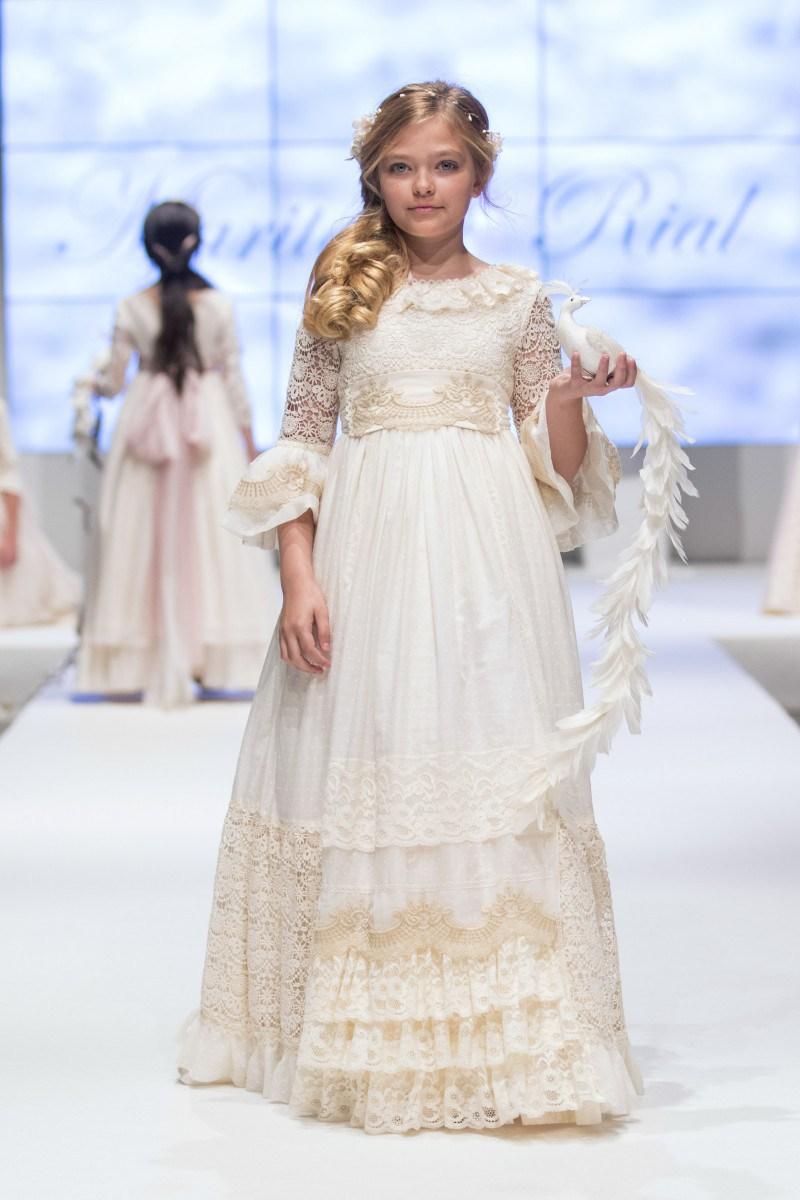 TENDENCIAS EN MODA DE VESTIDOS DE COMUNIÓN Y TRAJES 2018 - 2019 Foto de %title