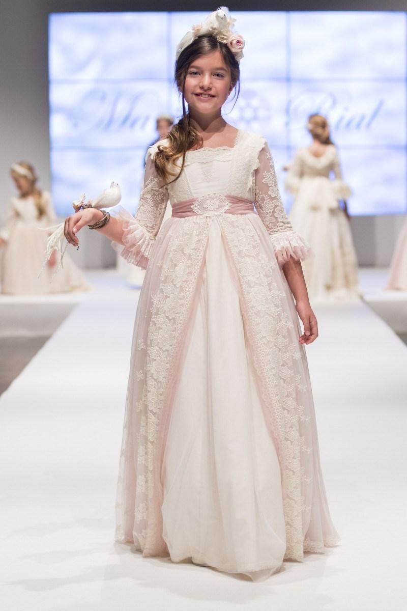 TENDENCIAS EN MODA DE VESTIDOS DE COMUNIÓN Y TRAJES 2018 - 2019 Foto de %title