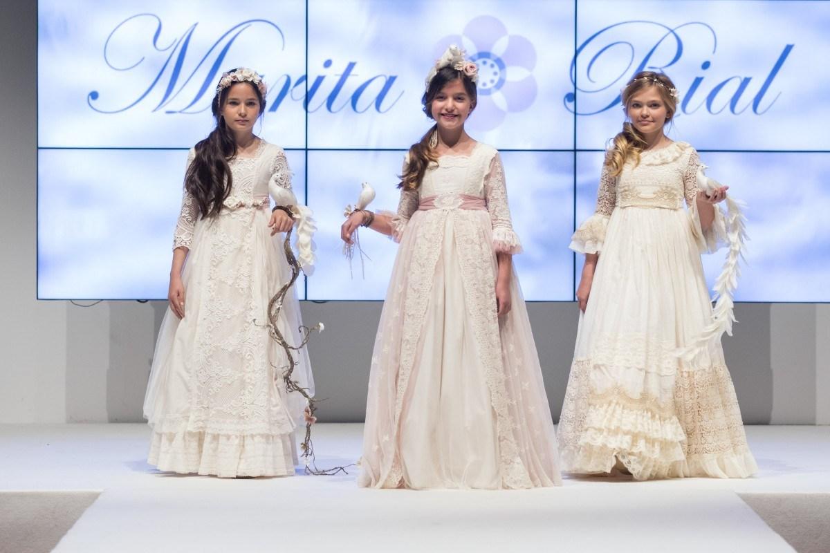 TENDENCIAS EN MODA DE VESTIDOS DE COMUNIÓN Y TRAJES 2018 - 2019 Foto de %title