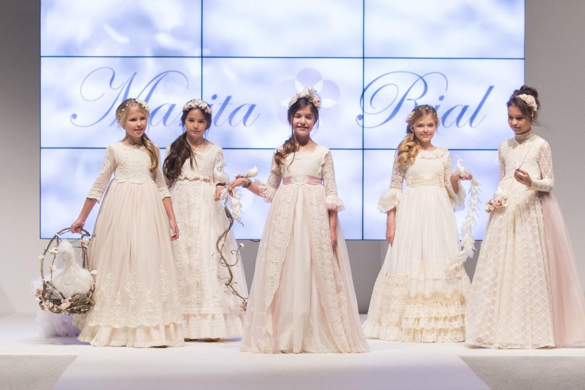 TENDENCIAS EN MODA DE VESTIDOS DE COMUNIÓN Y TRAJES 2018 - 2019 Foto de %title