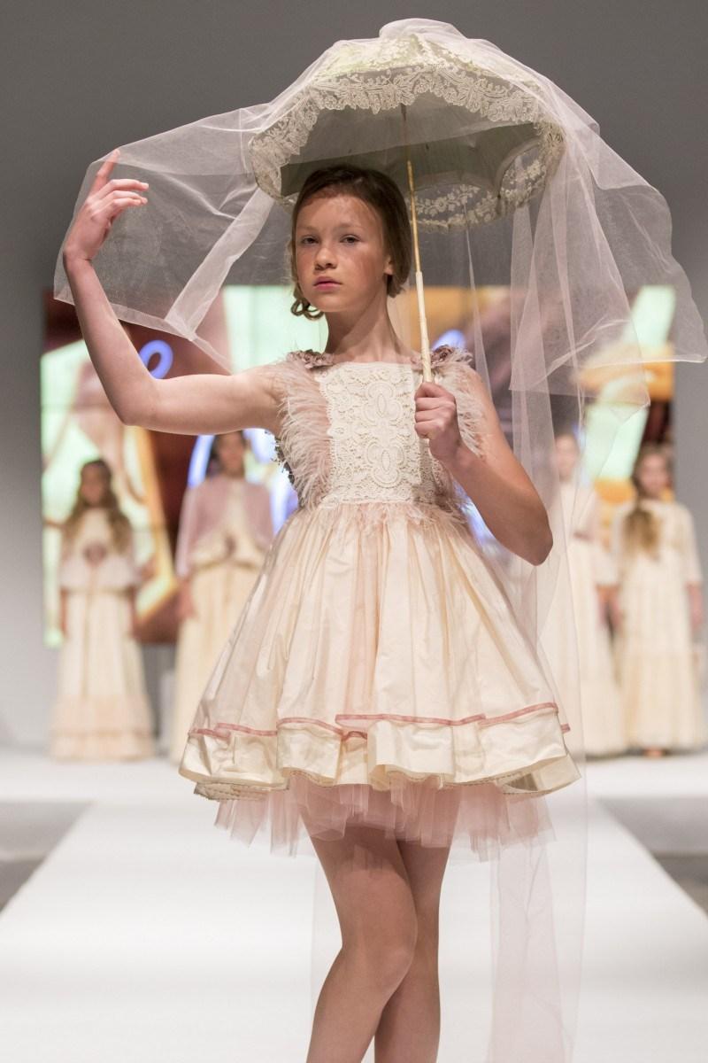 TENDENCIAS EN MODA DE VESTIDOS DE COMUNIÓN Y TRAJES 2018 - 2019 Foto de %title