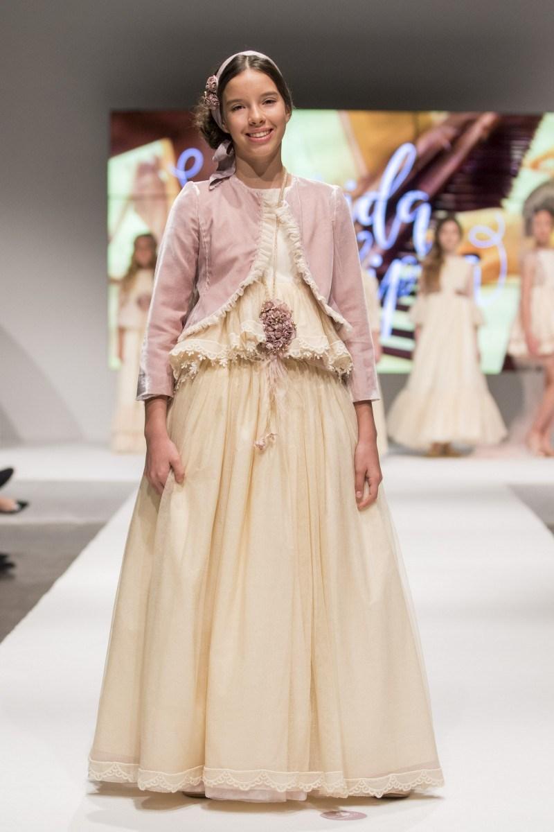 TENDENCIAS EN MODA DE VESTIDOS DE COMUNIÓN Y TRAJES 2018 - 2019 Foto de %title