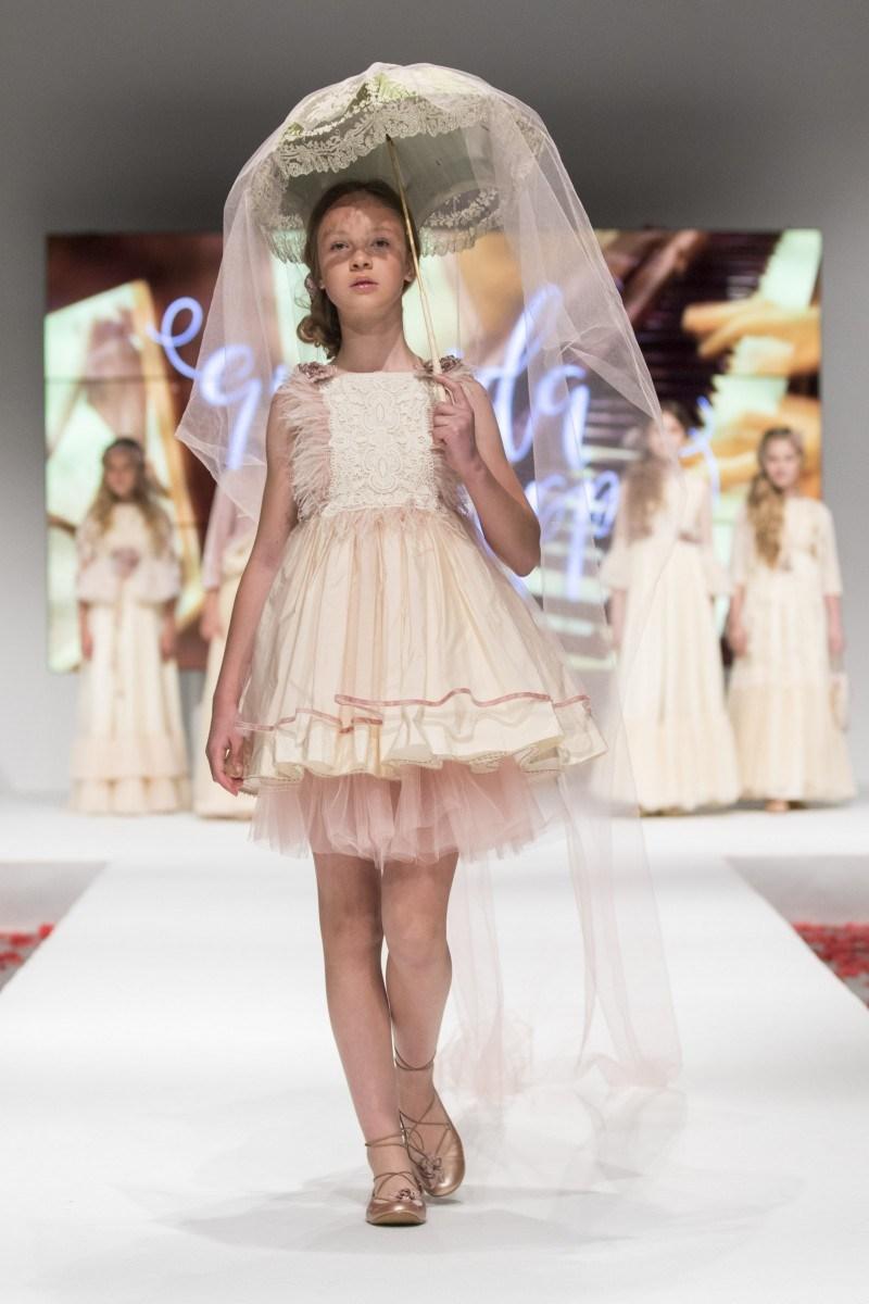 TENDENCIAS EN MODA DE VESTIDOS DE COMUNIÓN Y TRAJES 2018 - 2019 Foto de %title