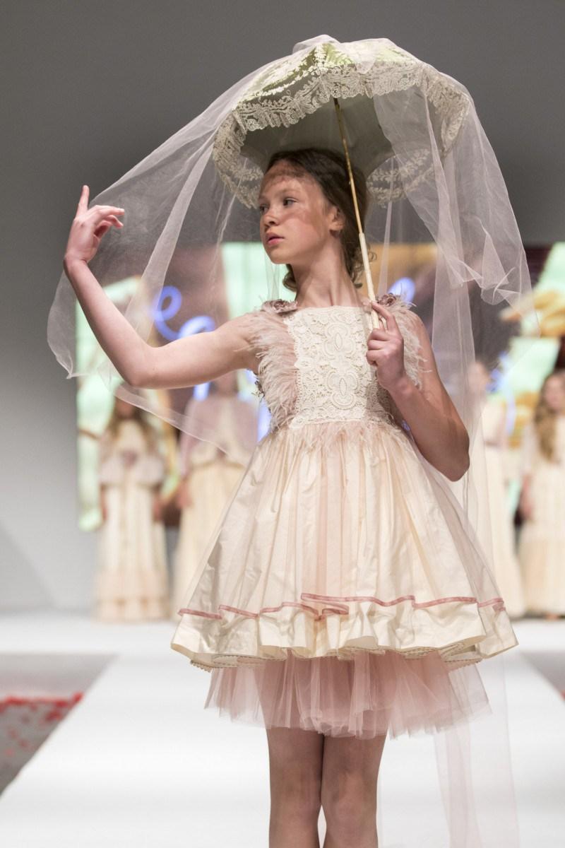 TENDENCIAS EN MODA DE VESTIDOS DE COMUNIÓN Y TRAJES 2018 - 2019 Foto de %title