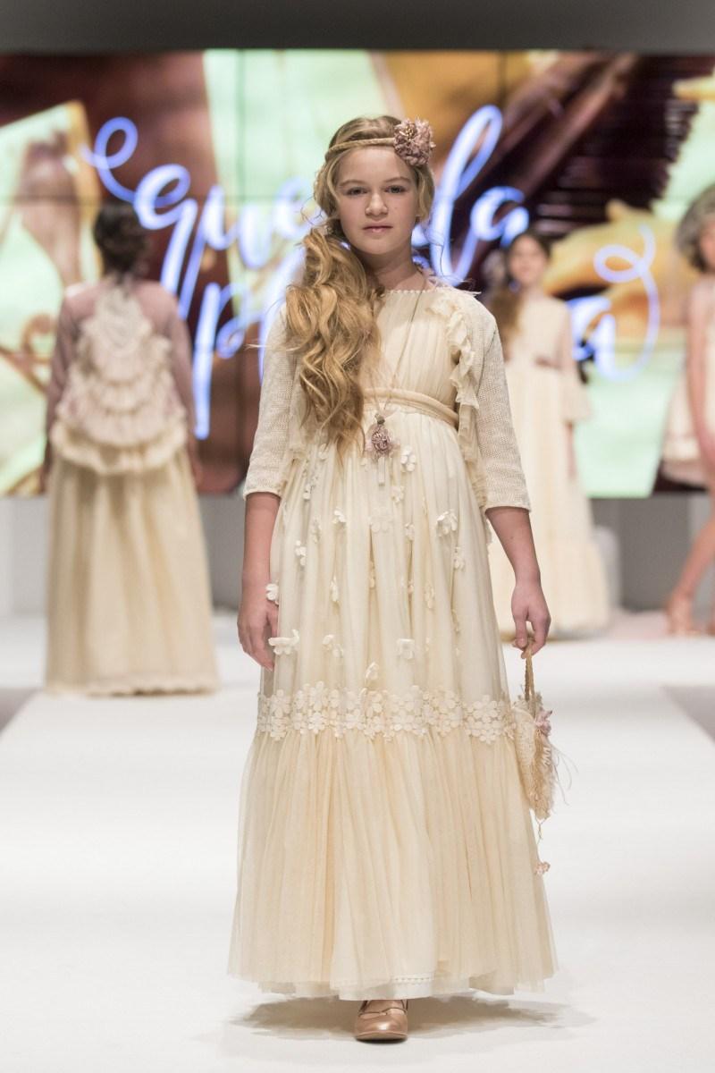 TENDENCIAS EN MODA DE VESTIDOS DE COMUNIÓN Y TRAJES 2018 - 2019 Foto de %title