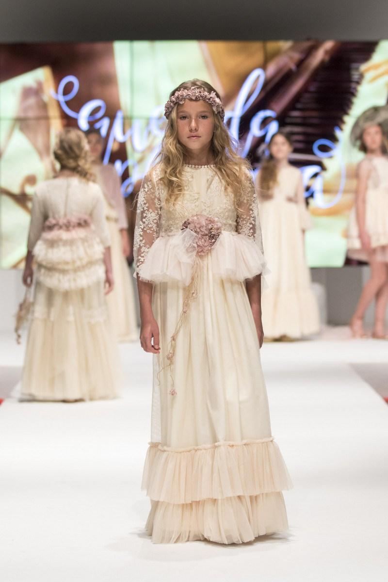 TENDENCIAS EN MODA DE VESTIDOS DE COMUNIÓN Y TRAJES 2018 - 2019 Foto de %title