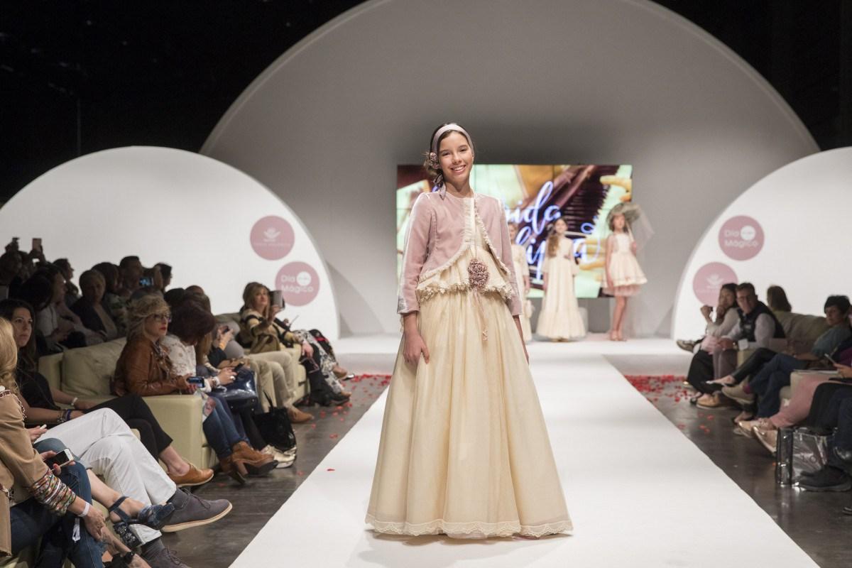 TENDENCIAS EN MODA DE VESTIDOS DE COMUNIÓN Y TRAJES 2018 - 2019 Foto de %title